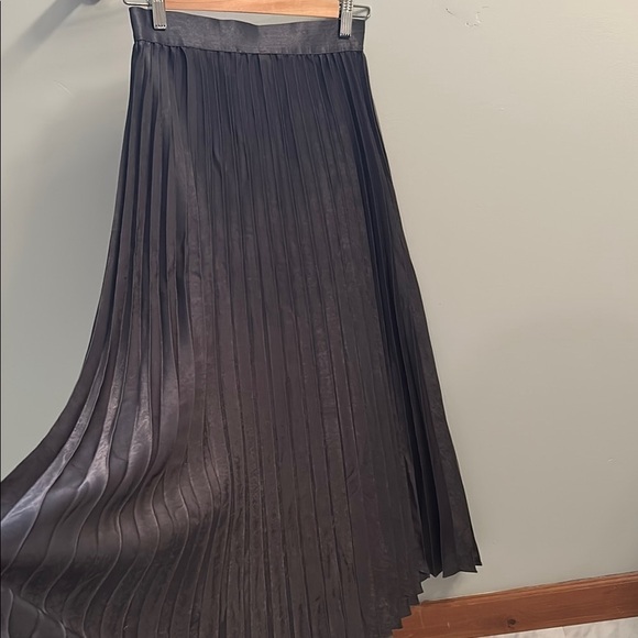 MAX STUDIO Knit top & Pleated Skirt SET, Size XS - Picture 4 of 7